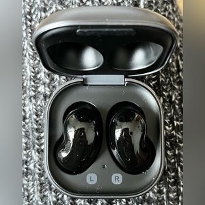 Samsung earbuds AirPod buds live black